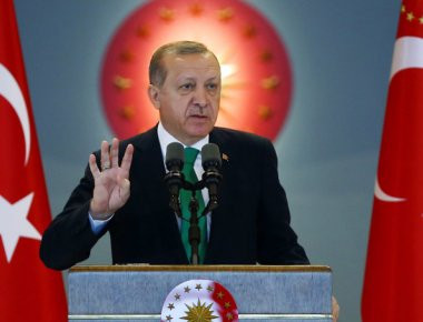 Τουρκικά ΜΜΕ: «Ο Ρ.Τ.Ερντογάν κρατάει την Ελλάδα τελευταία για εχθρό-ρεζέρβα» προκειμένου να κερδίσει το δημοψήφισμα